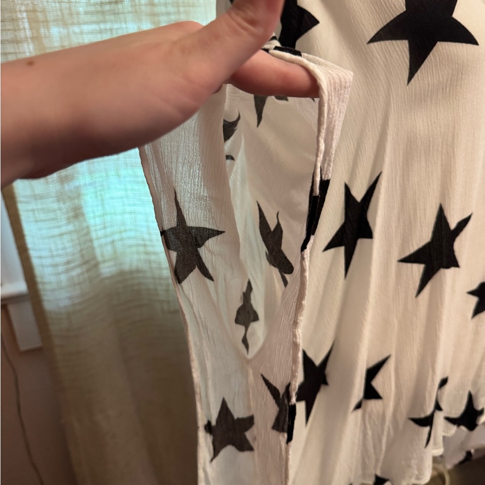 White Star Patterned Flowy Blouse - image 3